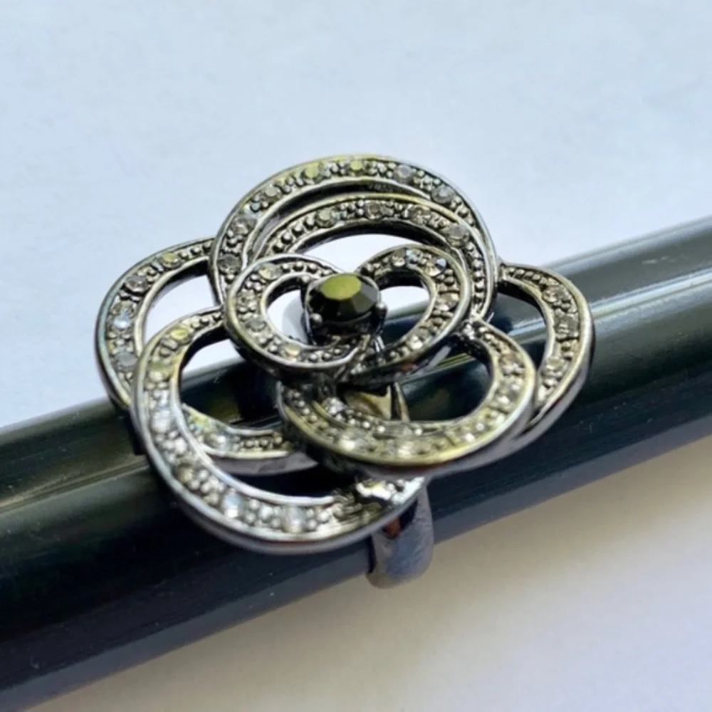 Black swirl flower ring center w black stone - Picture 2 of 6